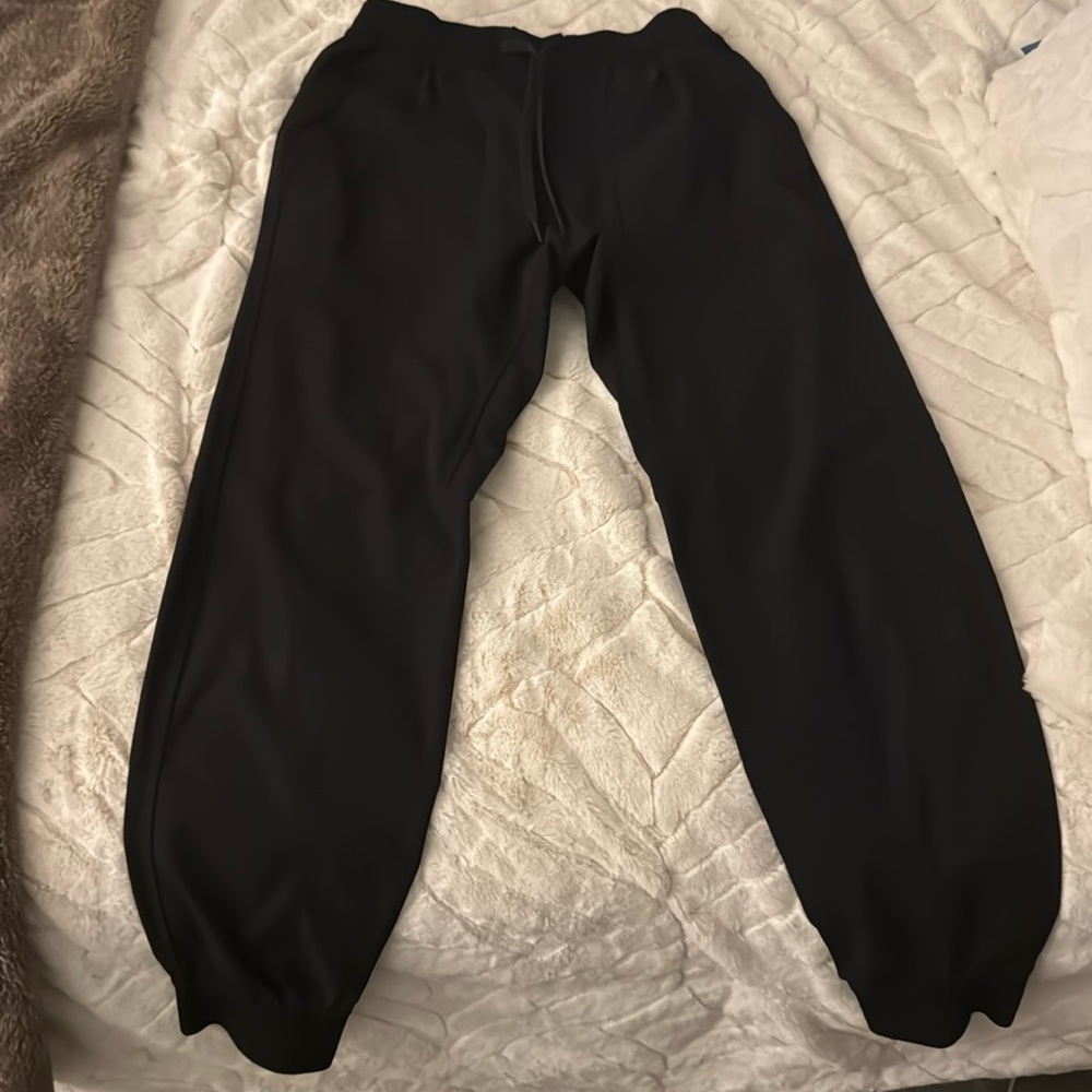 Lululemon ABC joggers- BLACK 
Men’s small
